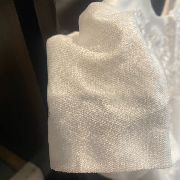 SPARKLE SEQUINS AND FLORAL LACE DESIGN Dress-Veil-Gloves. Dress is flowing - Picture 7 of 16